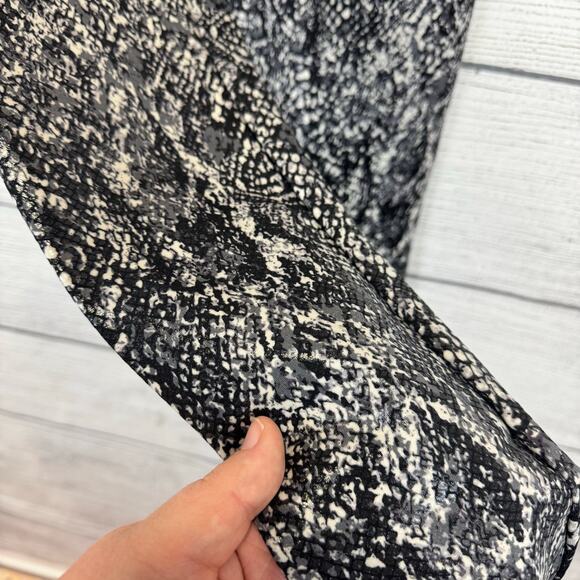 Spanx Women's Grey Faux Leather Snake Print Shine Coated Leggings Size Medium - Picture 5 of 9